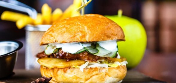 Бургер Lucky Ducky с уткой и яблоком