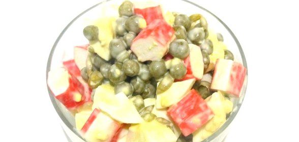 Салат с крабовыми палочками и зеленым горошком