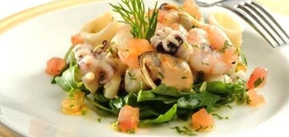 Салат морепродукты с авокадо