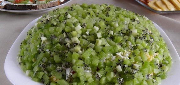 Салат Изумрудная россыпь с киви и курицей