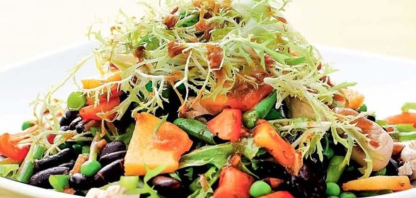 Салат из индейки и черной фасоли с заправкой из кинзы