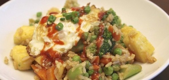 Жареный рис с ананасами