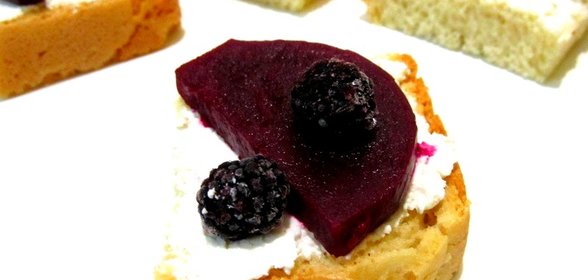 Кростини с козьим сыром и свеклой