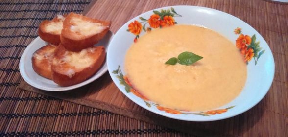 Суп-пюре из цветной капусты с чесночно-сырными гренками