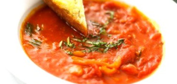 Суп из томатов с копченым беконом с чесночными гренками