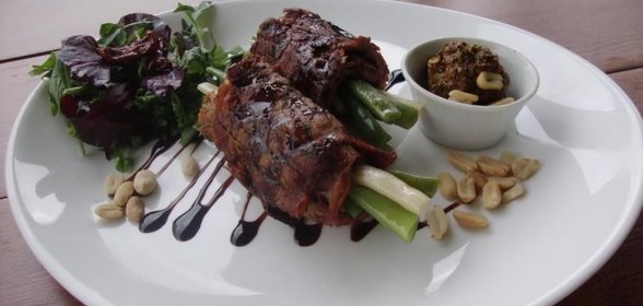 Рулет из подкопченной телятины с ветчиной и спаржевой фасолью под соусом а-ля чимичурри