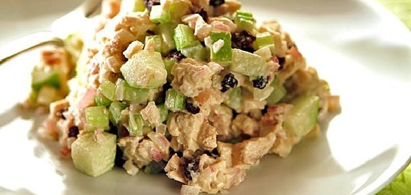 Салат с запеченной курицей, яблоком и сельдереем