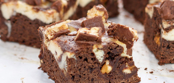 Шоколадный пирог с батончиками Сникерс