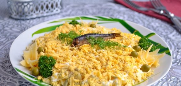 Салат с сыром, горошком и шпротами
