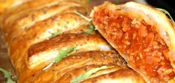 Пирог слоеный с мясом
