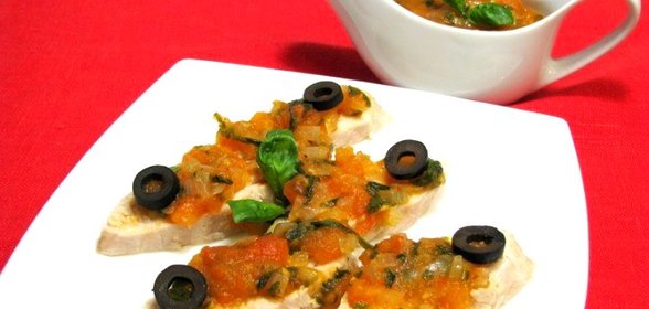 Куриное филе под томатным соусом с базиликом