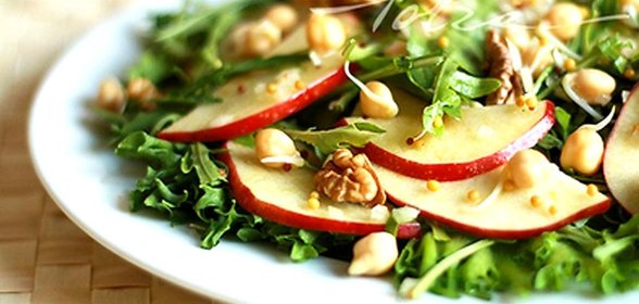 Салат фруктово-ореховый с проростками нута