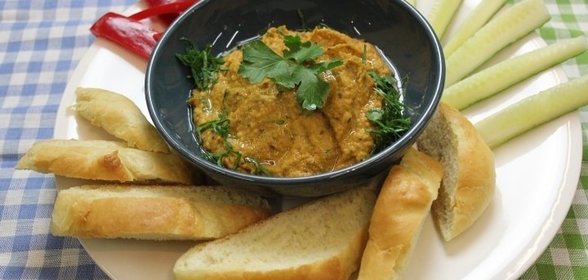 Салат с ананасами и крабовыми палочками