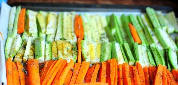 Запеченные палочки из кабачков и моркови