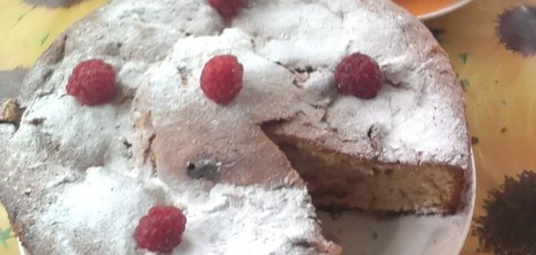 Шарлотка обыкновенная с яблоками
