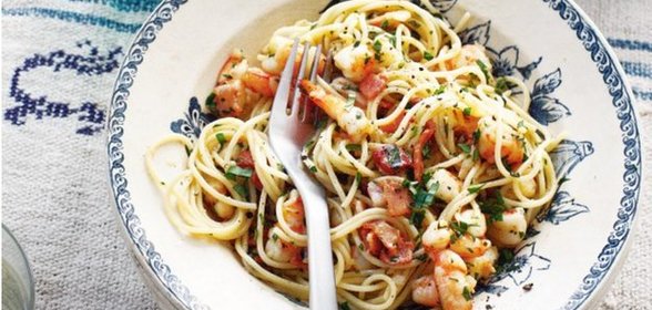 Спагетти с чесноком, беконом и креветками