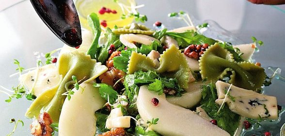 Салат с грушами и горгонзолой