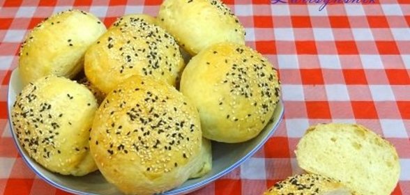 Хлебные булочки с кунжутом