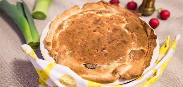 Сырный пирог с красной рыбой