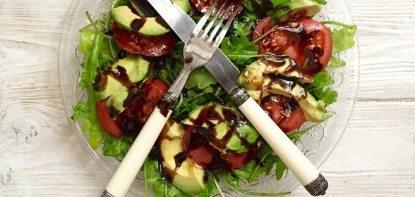 Салат с авокадо и помидорами за 10 минут