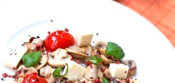 Салат из шампиньонов с моцареллой