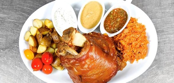 Свиная рулька с тушеной капустой и картофелем