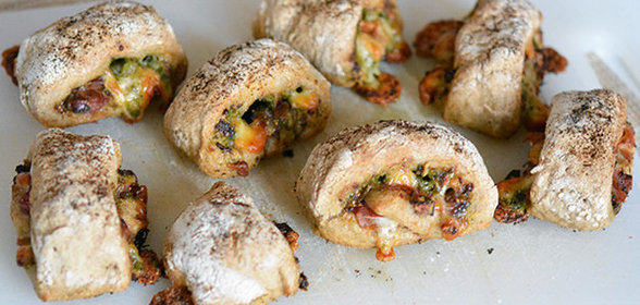 Рулетики с инжиром и соусом песто