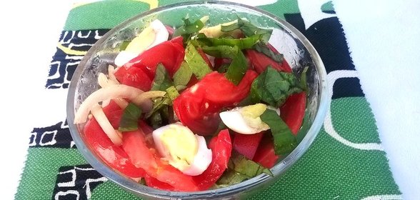 Салат из розовых помидоров и базилика