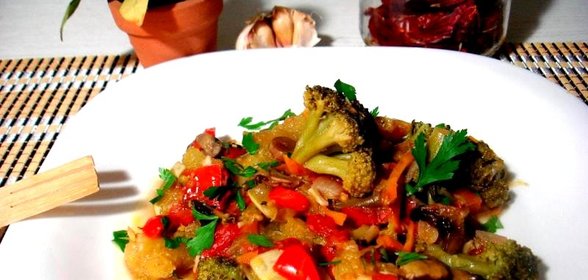 Овощное рагу с брокколи и грибами