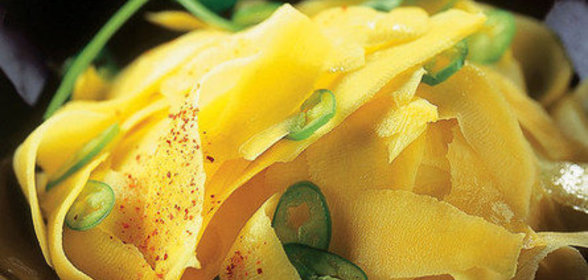 Салат из манго с перцем