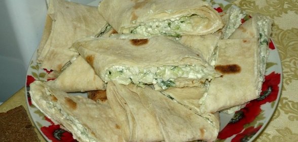 Творог, редис и огурец в лаваше