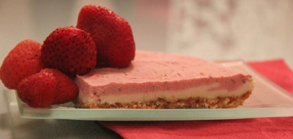 Ореховый десерт с кокосовым молоком и сладкой клубникой