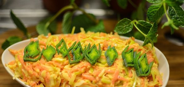 Салат из яблок, моркови и лука