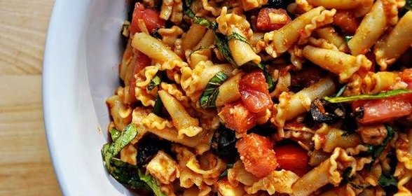 Макаронный салат с моцареллой