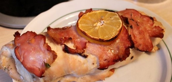 Куриный рулет, запеченный под карбонадом с мятой