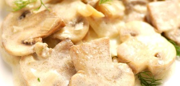 Салат из свежих грибов со сливочно-сырным соусом