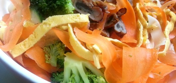 Овощной салат с рисовой лапшой и копчеными устрицами в тайском стиле