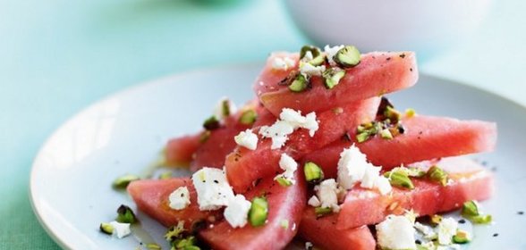 Арбуз с фетой и фисташками