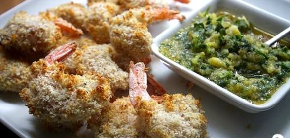 Креветки в кокосовой панировке с ананасовой сальсой