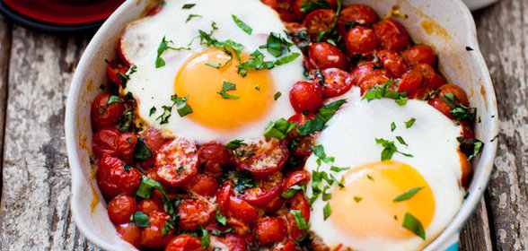 Запеченная яичница с помидорами
