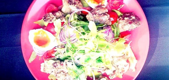 Теплый салат с куриной печенью и рукколой