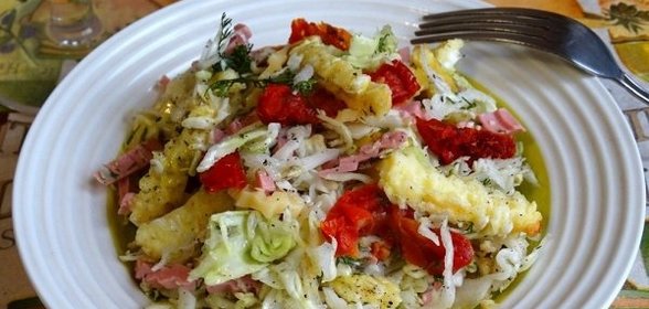 Капустный салат с омлетом