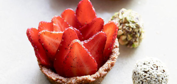 Клубничное пирожное с имбирной крошкой