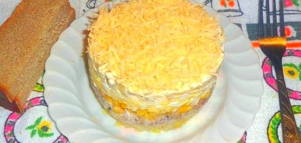 Салат с маринованным огурцом и сайрой