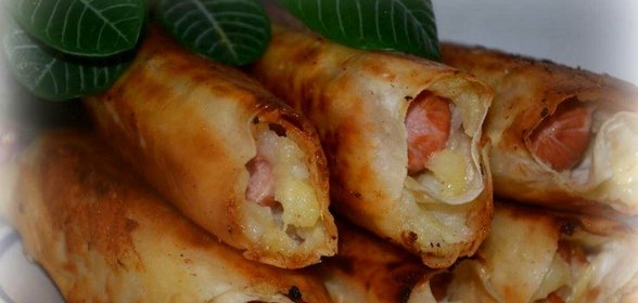 Сосиски в лаваше с картофельным пюре и сыром