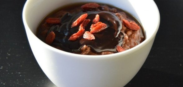 Шоколадная геркулесовая каша с ягодами годжи