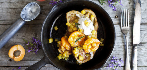 Сладкая брускетта с ананасами и абрикосами