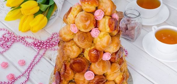 Крокембуш с фисташковым кремом и свежими ягодами