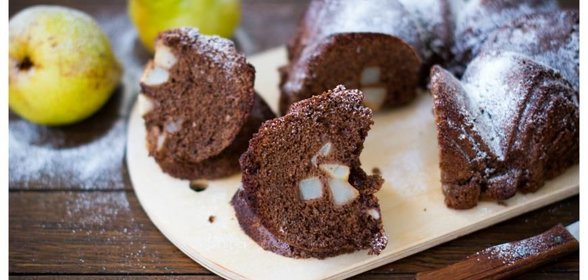 Шоколадная шарлотка с грушей в корице