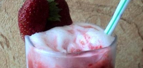 Клубника с бананом и мороженым